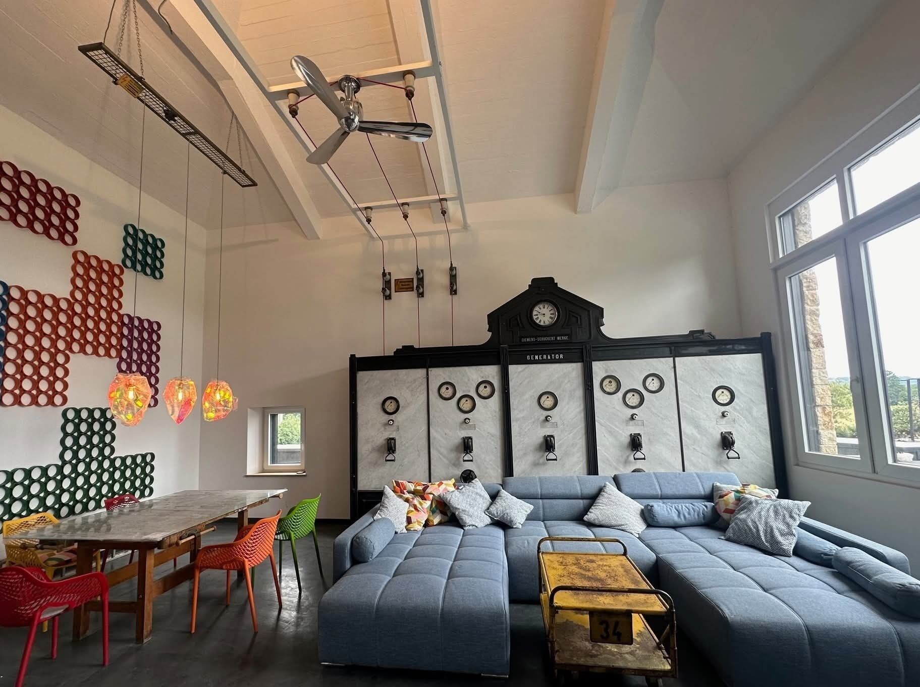 Gallery-Apartment, Gartenblick | Wohnbereich | 75-Zoll-LED-Fernseher mit Digitalempfang, Netflix, Tischfußball