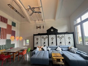 Condo Gallery, quang cảnh vườn | Khu phòng khách | TV LED 75-inch có truyền hình kỹ thuật số, Netflix, banh bàn 