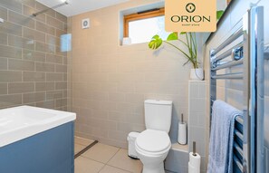 Haartrockner, Handtücher, Seife, Toilettenpapier