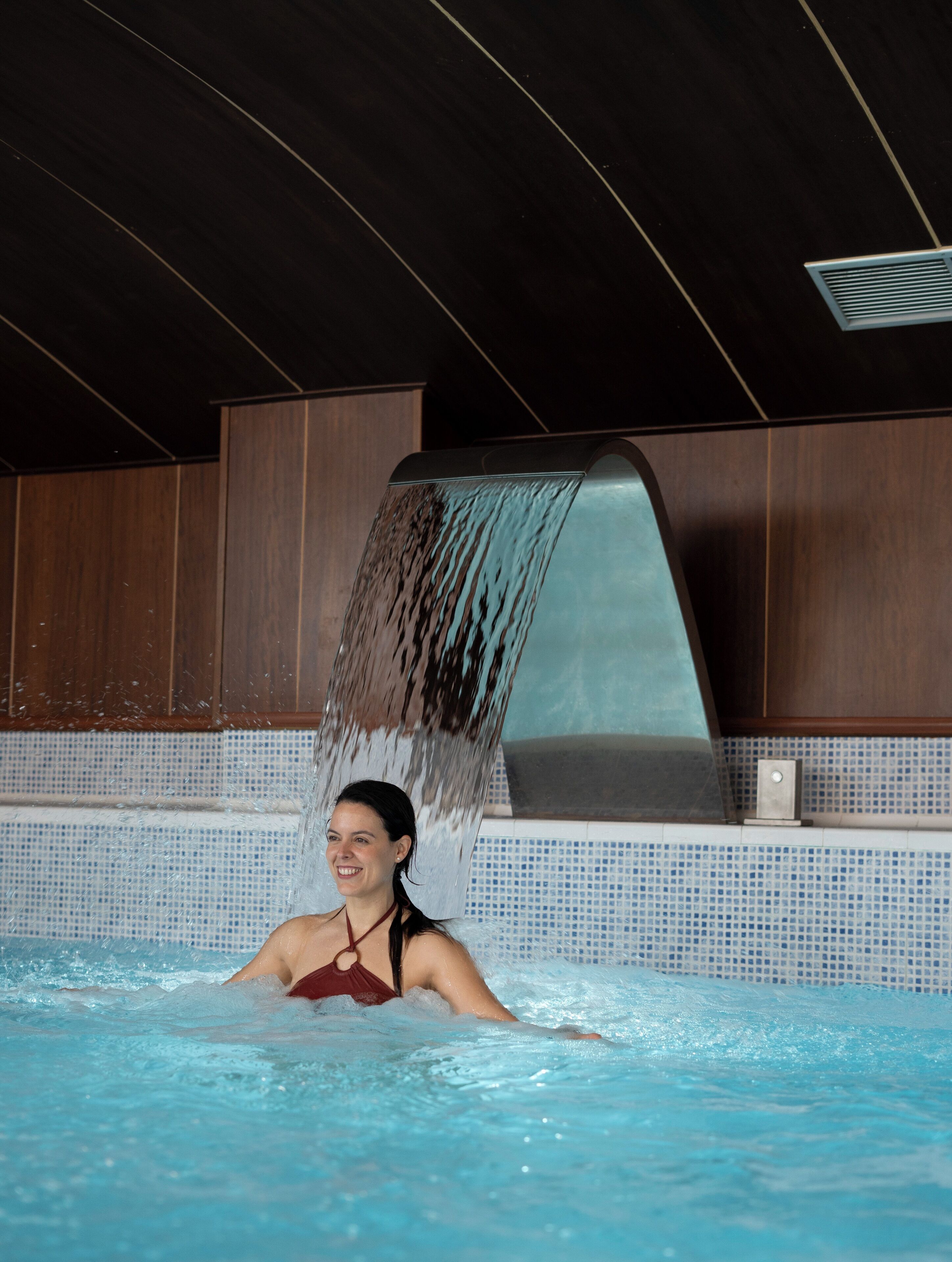Una persona en una piscina con un elemento acuático encima.
