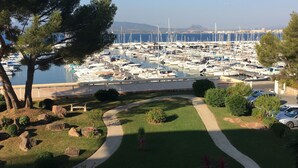 A marina with numerous boats docked, surrounded by greenery and a clear sky. - Seafront apartment close to beaches and Esterel: absolute calm (Saint-Raphaël)