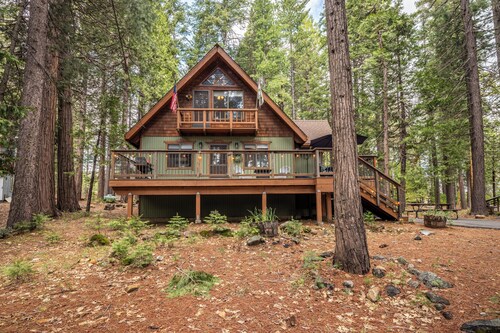 Cozy Pines Haven - w/ Gas Log Stove!
