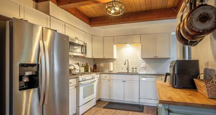Cozy Pines Haven - w/ Summer Pool Access!