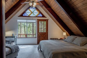 4 bedrooms, desk, free WiFi, bed sheets