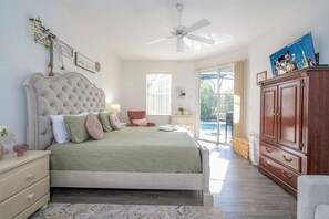 5 bedrooms, iron/ironing board, free WiFi, bed sheets - Dream Home with Private Pool (Davenport)