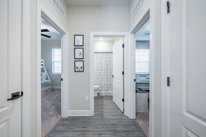 3 habitaciones, tabla de planchar con plancha y cuna de viaje 