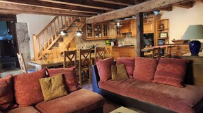 Una televisión, una chimenea, un futbolín, libros