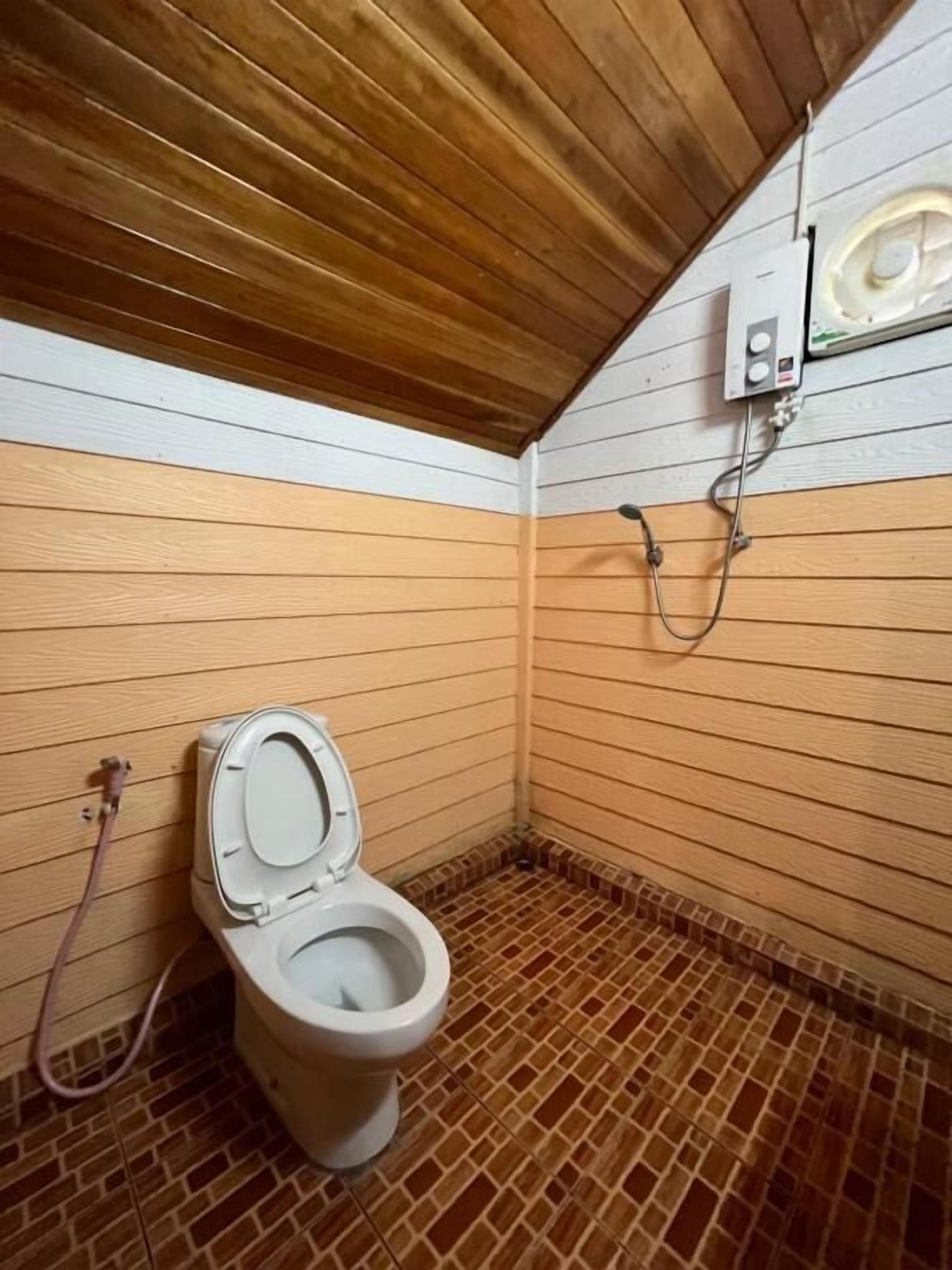 Bathroom | Shower, free toiletries, bidet, towels