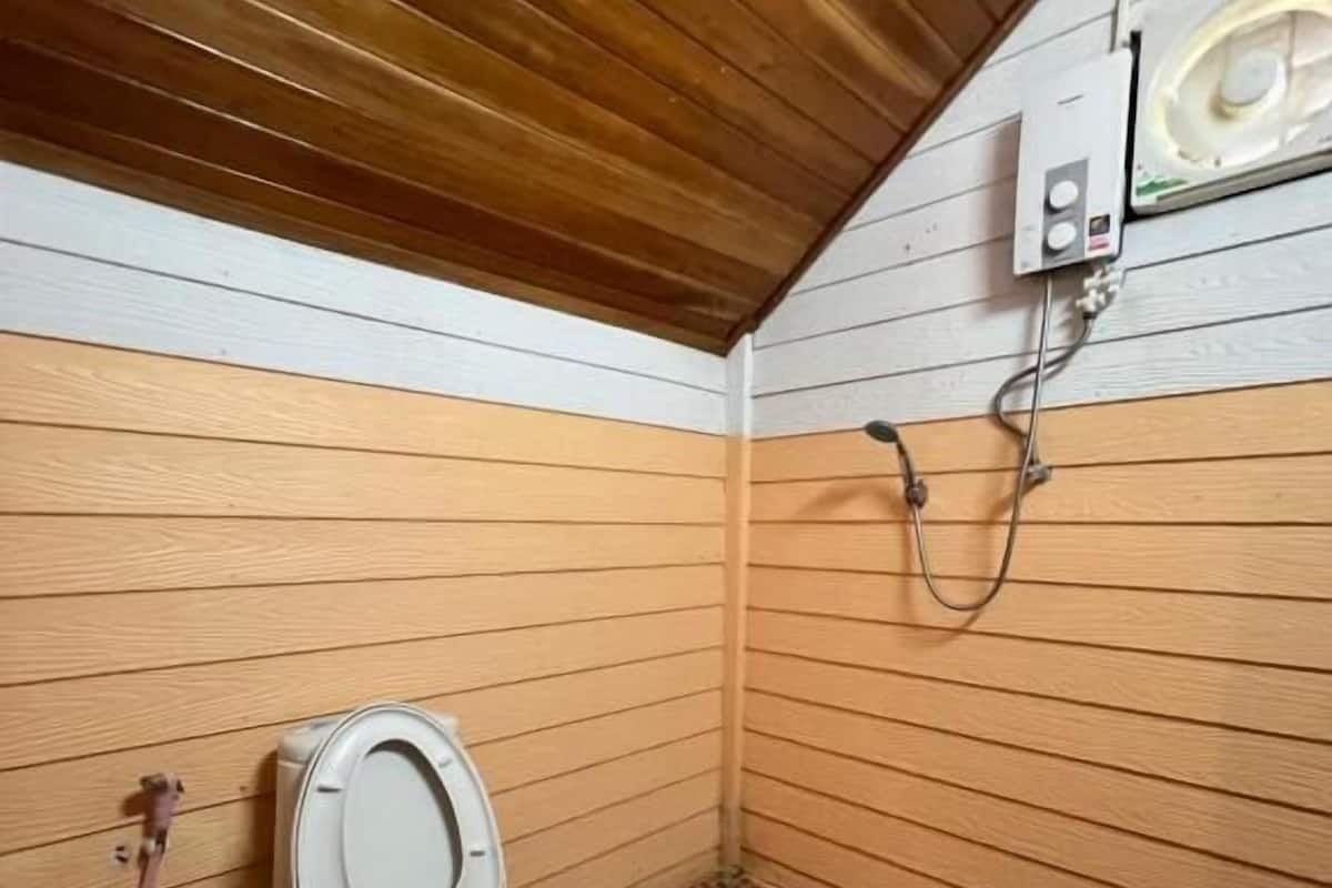 Bathroom | Shower, free toiletries, bidet, towels