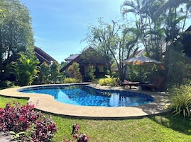 Una piscina al aire libre