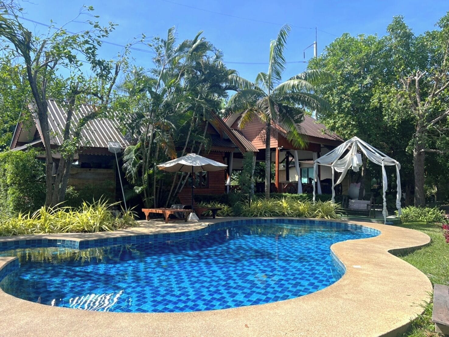 Una piscina al aire libre