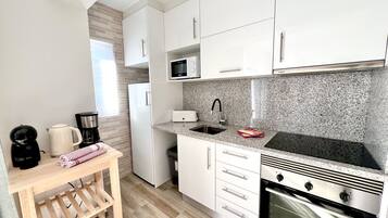 Micro-ondes, cafetiĂšre/bouilloire