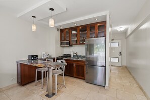 Kühlschrank, Mikrowelle, Ofen, Wasserkocher mit Kaffee-/Teezubehör