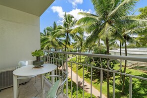 Outdoor dining - Just steps to beach! Gorgeous Partial Ocean View at Waikiki Shore! (Honolulu)