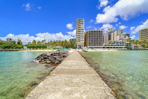 Beach nearby - Ocean View 1-bed/2-bath Penthouse Suite at Waikiki Shore! (Honolulu)