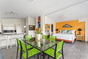 Dining - Ocean View Penthouse Suite, Steps to Beach, Sleeps 6! (Honolulu)