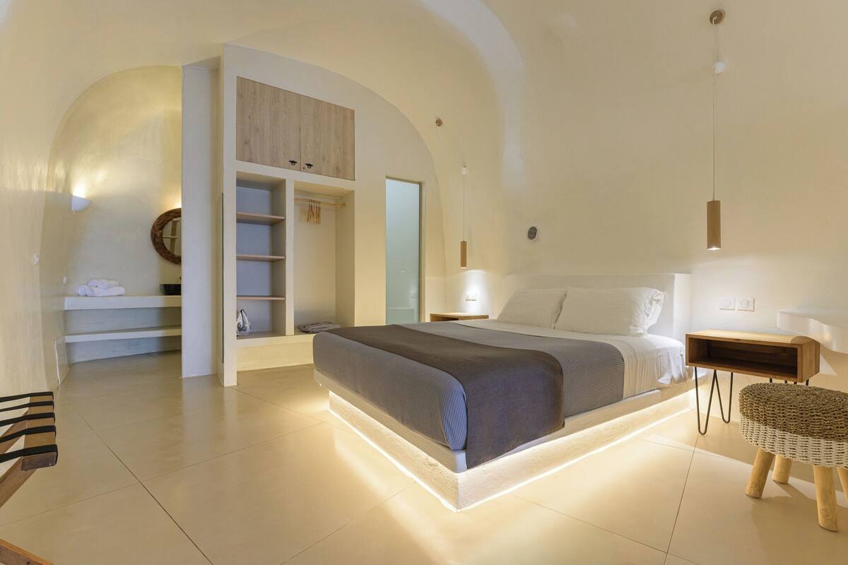 Minoas Cave House | Blackout drapes, soundproofing, iron/ironing board, WiFi (free)