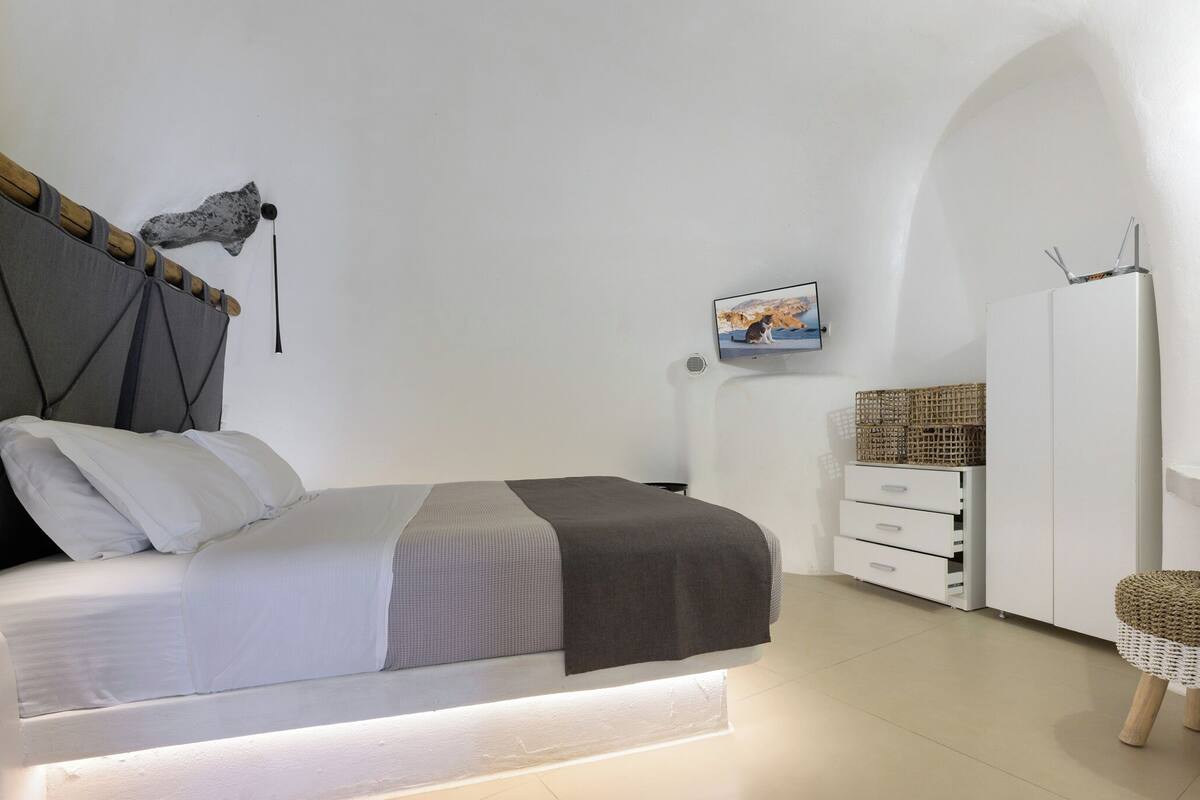 Vatos Cave House | Blackout drapes, soundproofing, iron/ironing board, WiFi (free)