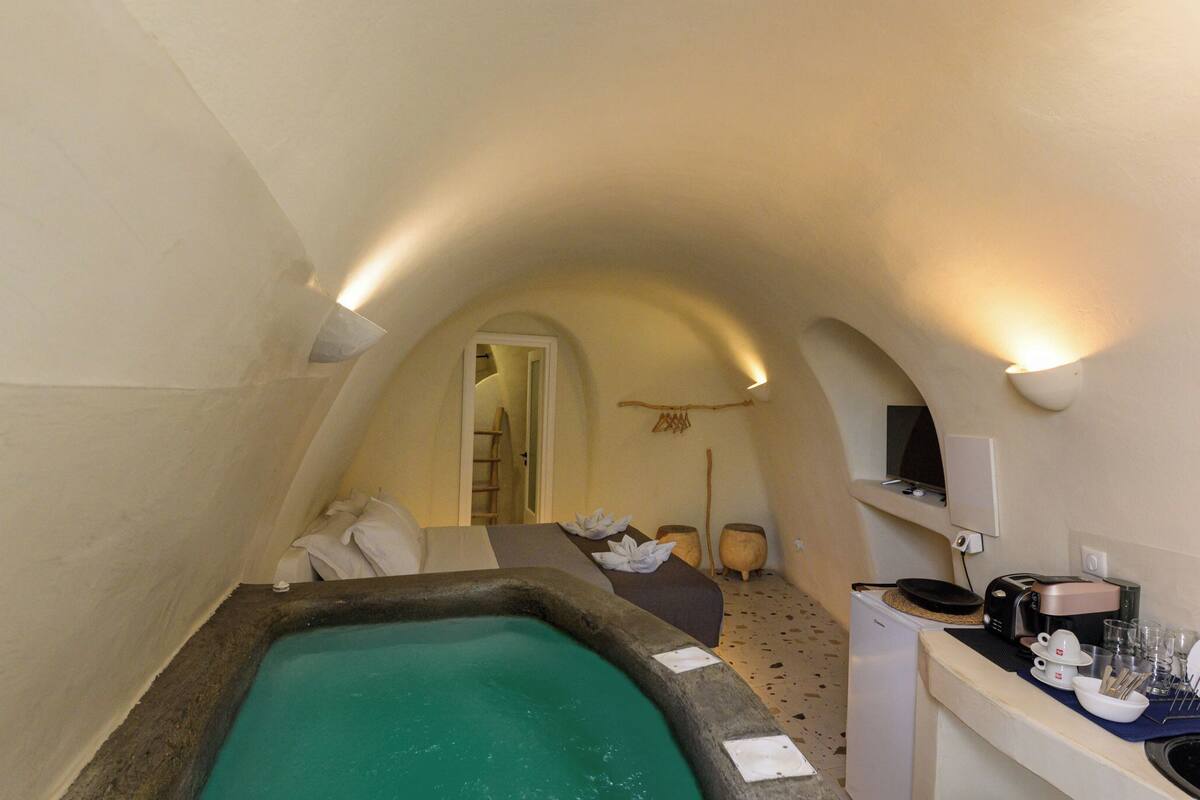Kadmos Cave House | Blackout drapes, soundproofing, iron/ironing board, WiFi (free)