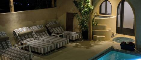 Vatos Cave House | Kolam renang | Kolam renang outdoor, dengan kursi berjemur