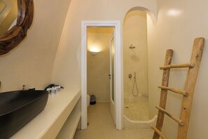 Minoas Cave House | Bad | Dusj, hårføner, håndklær og såpe