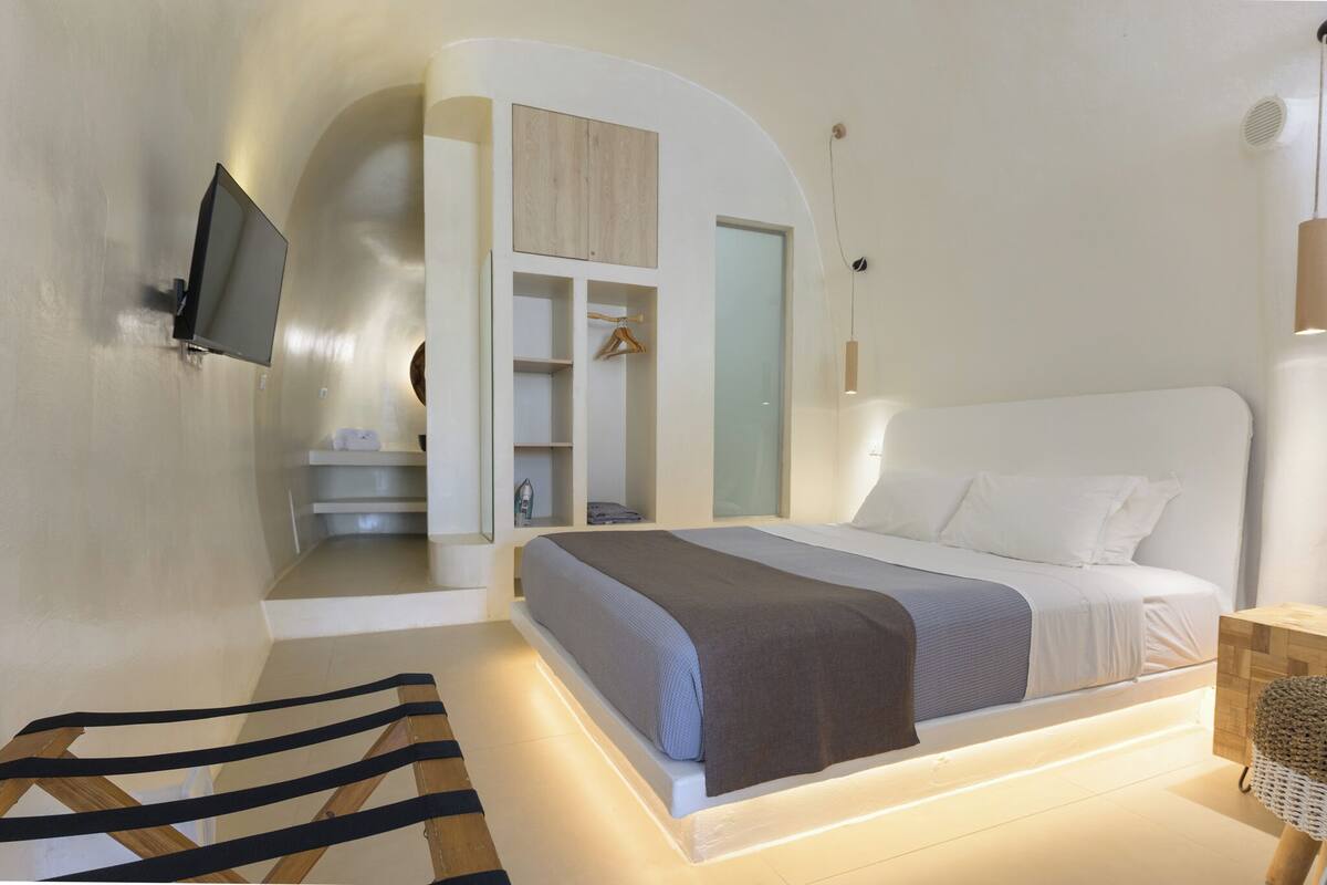 Aegias Cave House | Blackout drapes, soundproofing, iron/ironing board, WiFi (free)