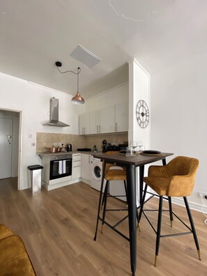 Fridge, microwave, oven, stovetop - Premium studio Flat in zone 1 (London)