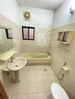 Ducha, artículos de tocador gratuitos, pantuflas, toallas