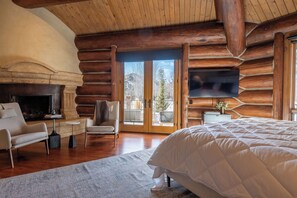 5 bedrooms, desk, iron/ironing board, WiFi