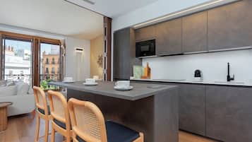 Appartement (2 Bedrooms) | Cuisine privée | Grand réfrigérateur, micro-ondes, plaque de cuisson, lave-vaisselle