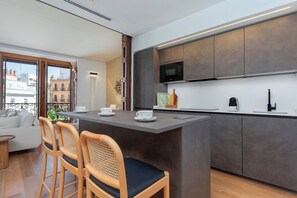Appartement (2 Bedrooms) | Privékeuken | Een koelkast met diepvriezer, een microgolfoven, een kookplaat