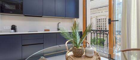 Appartement (1 Bedroom) | Cuisine privée | Réfrigérateur grande capacité avec congélateur, four à micro-ondes