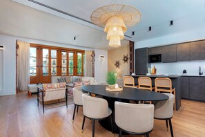 Apartment (2 Bedrooms) | Private kitchen | Full-size fridge, microwave, stovetop, dishwasher - Bright Apartment in Seville. Tomás de Ibarra II (Seville)