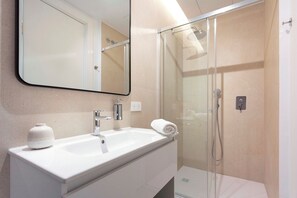 Apartment (1 Bedroom) | Bathroom | Shower, hair dryer, towels, soap - Bright Apartment in Seville. Tomás de Ibarra II (Seville)