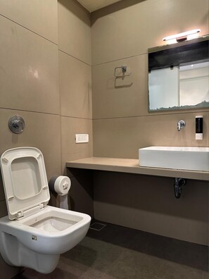 Chuveiro, produtos de toalete grátis, toalhas de banho, sabonete