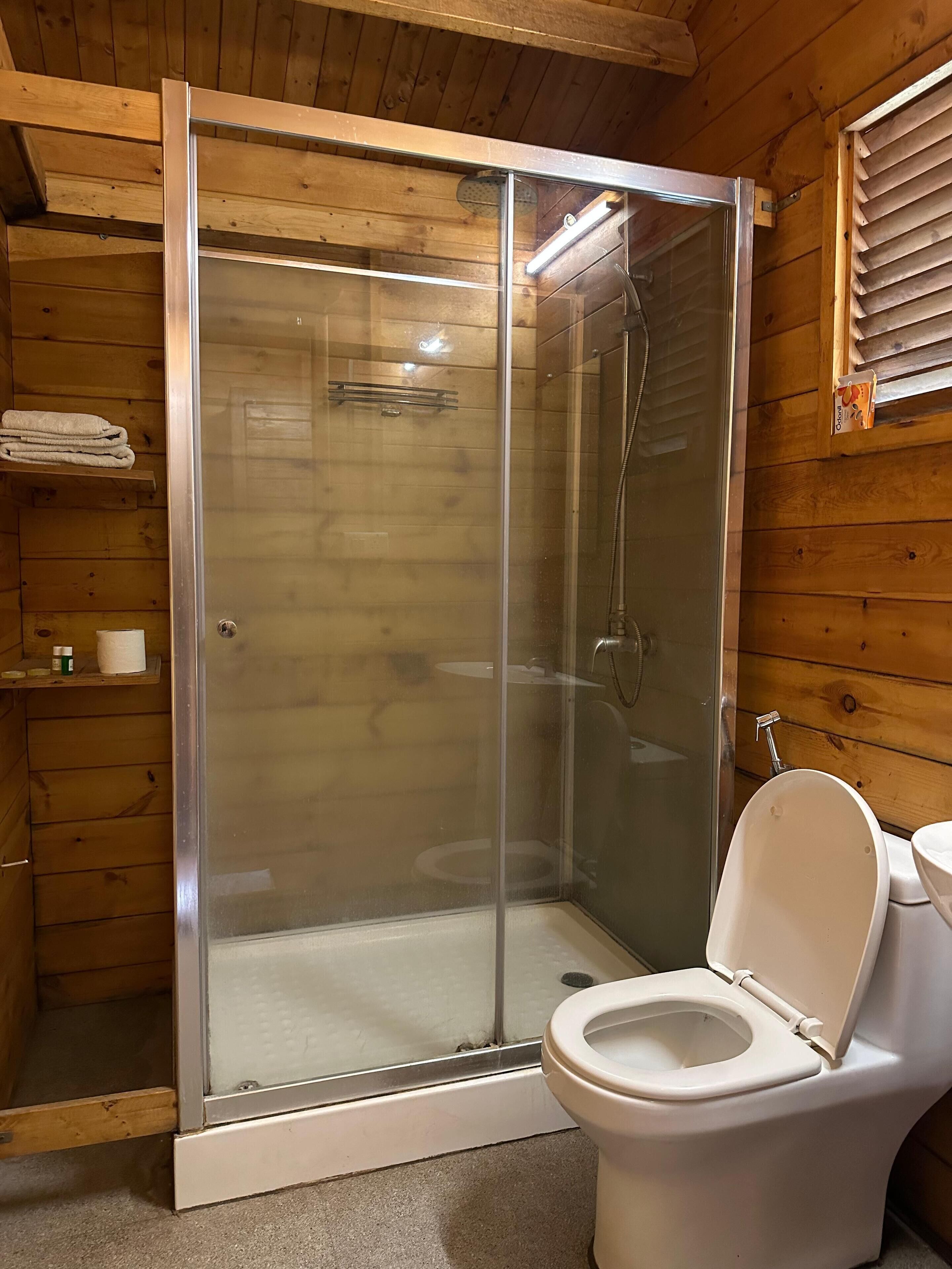 ฝักบัว, ของใช้ในห้องน้ำฟรี, ผ้าเช็ดตัว, สบู่