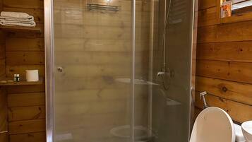 Dusche, kostenlose Toilettenartikel, Handtücher, Seife