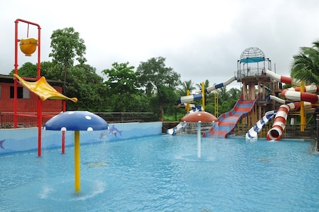 Una piscina al aire libre. FARM REGENCY GORAI