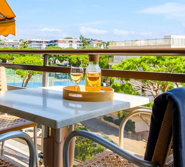 Outdoor dining - Studio for 2 persons (Saint-Laurent-du-Var)