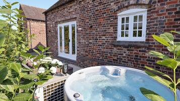 Cottage | Outdoor spa tub