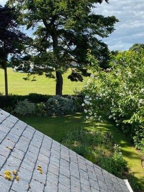Property grounds - Glen Lyon Lodge Bed & Breakfast (Nairn)