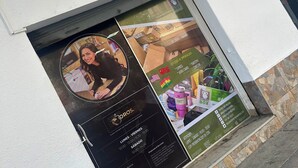 Una vetrina con un logo raffigurante un cavallo stilizzato e il nome 'OROS'.