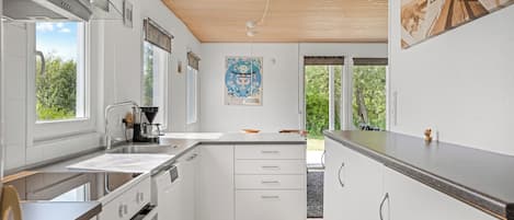 Kylskåp, mikrovågsugn, ugn och spishäll
