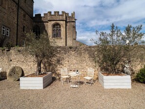 Outdoor dining - Catherine Parrs Sewing Room (Bedale)