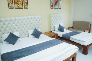 Deluxe Triple Room | Meja, Wi-fi percuma 