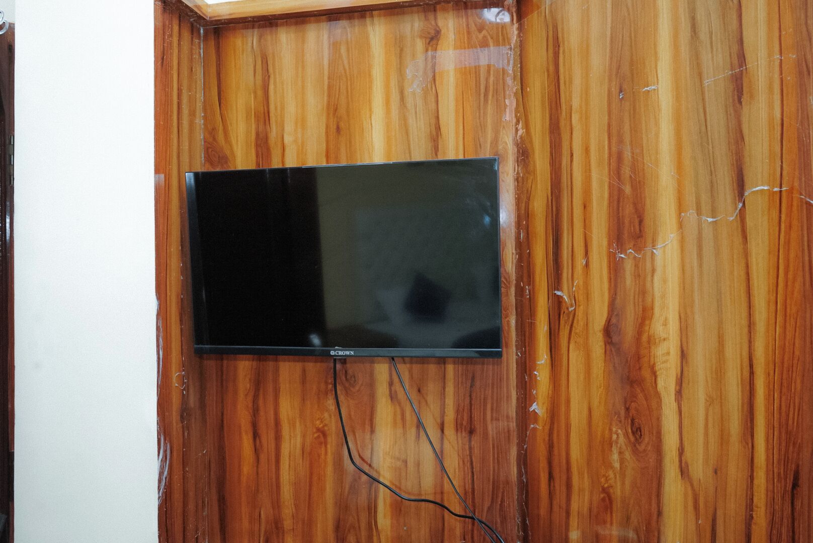 Een televisie bevestigd aan een houten wand.