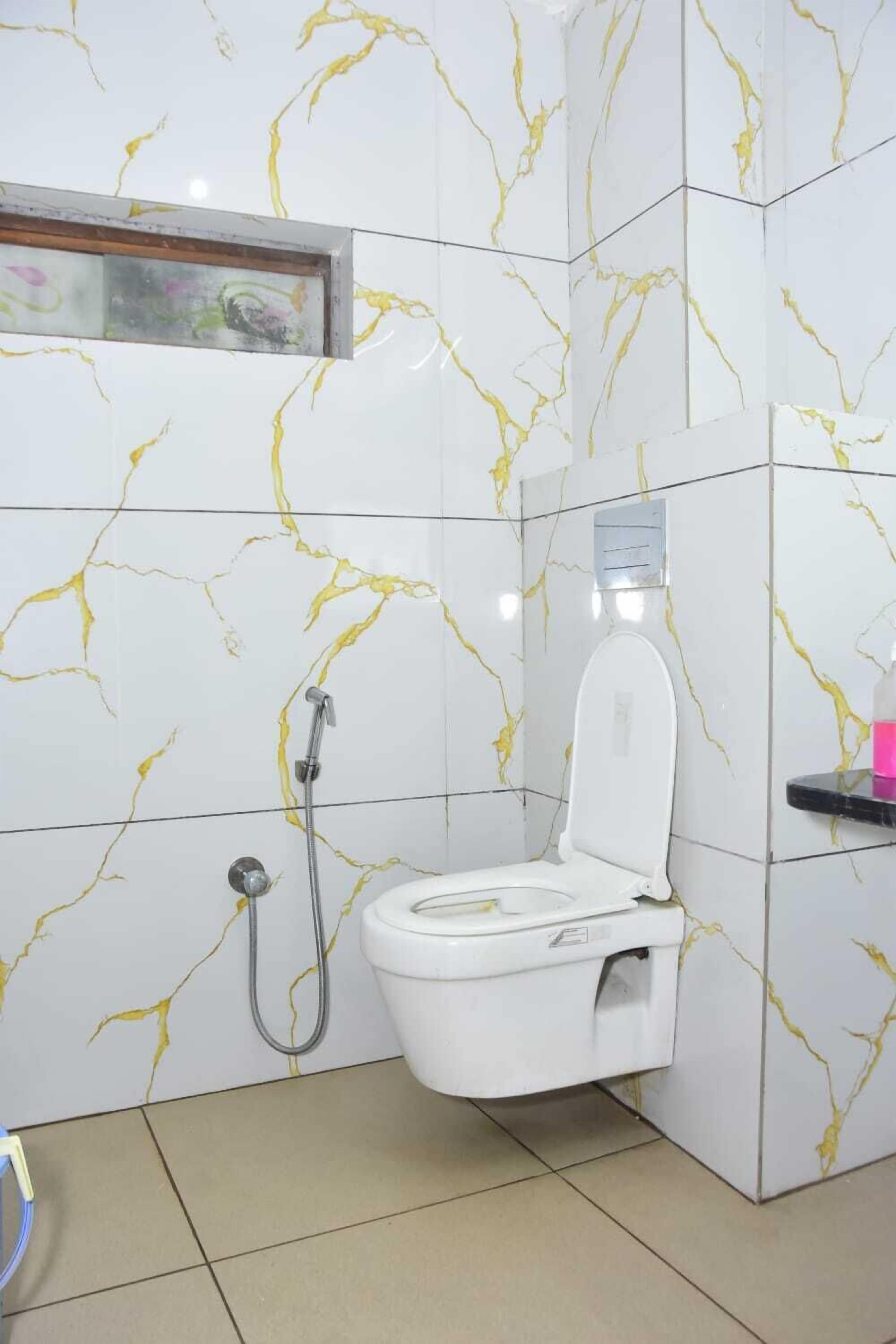 Douche, pantoufles, serviettes fournies, savon