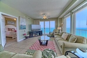 3 室のベッドルーム、デスク、WiFi、ベッドシーツ