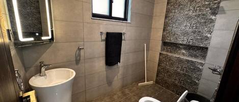 Deluxe kamer, 1 twee- of 2 eenpersoonsbedden | Badkamer | Een douche, gratis toiletartikelen, pantoffels, handdoeken