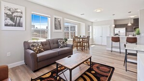 Eine moderne Wohnung mit Wohnzimmer, Essbereich und Küche.